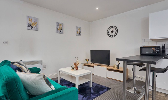 Chapeltown Apartment | Discover Leeds City Centre: Ideal for Work with Breakfast