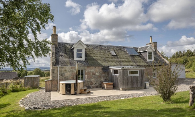 Nethy Bridge Cottage | Sleeps 4 in 1 double bedroom and 1 twin room
