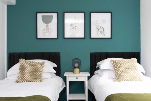 Borehamwood House | Comfortable Getaway: Sleeps 4 with Free Parking & WIFI