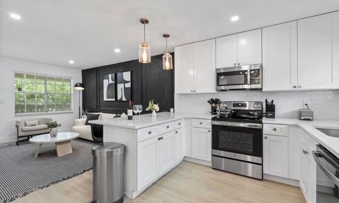 Tampa Apartment | Sleeps 45+ 11 LUX apts in prime location/12 cribs!