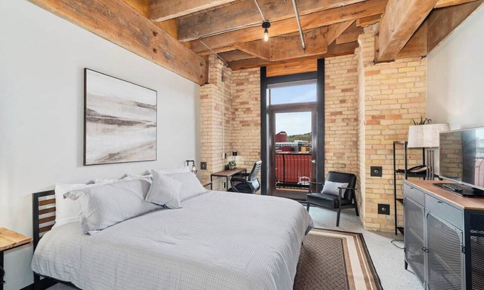 Canal Park Condo | Family-Friendly Canal Park Retreat with Scenic Balcony
