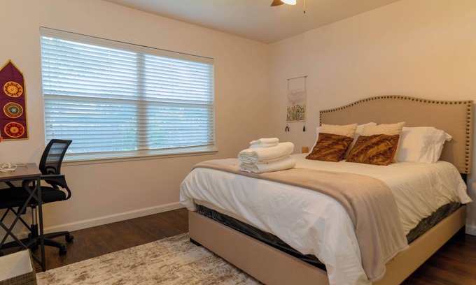 The Colony House | Sleeps 8,3 bed, 2 bath, North Dallas in Colony, 20 mins from DFW/DAL Airport