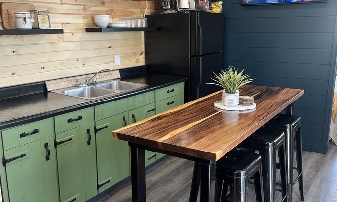 Platte House | Pet-Friendly Bunkhouse for 8 with Perfect Guest Rating