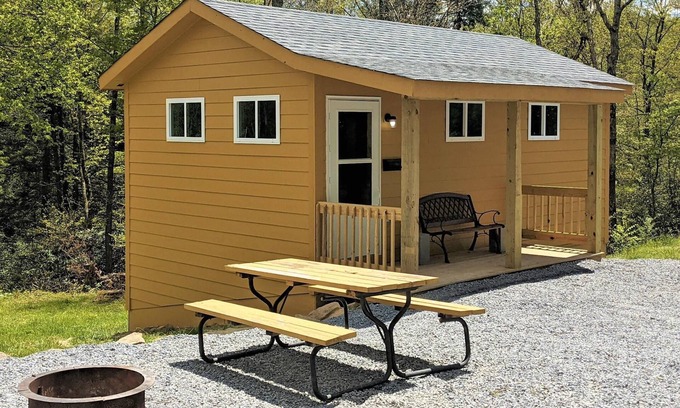 Fayetteville Hotel | Family-Friendly Retreat with Kitchenette and Fire Ring