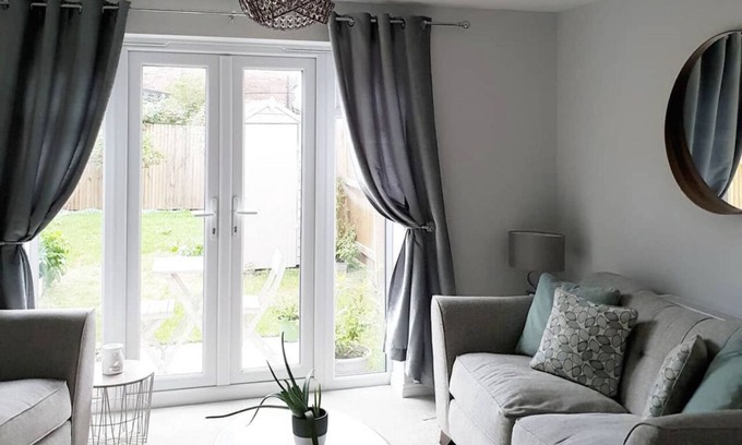 St. Michael's House | Sleeps10-garden-freeparking-bbq-familyfriendly