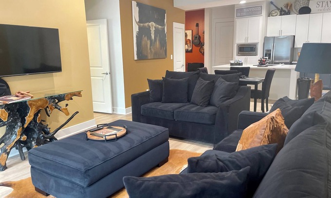 Deep Ellum Apartment | Ideal Family Retreat Near Baylor with Free Parking & Pool