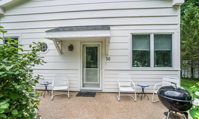 South Haven Villa | Discover Sleepy Hollow Beach Resort & Patio 30 with Ocean Views