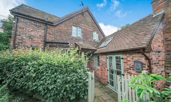Jackfield Cottage | Family-Friendly Stay at Sleepy Hollow with Cozy Open Fire
