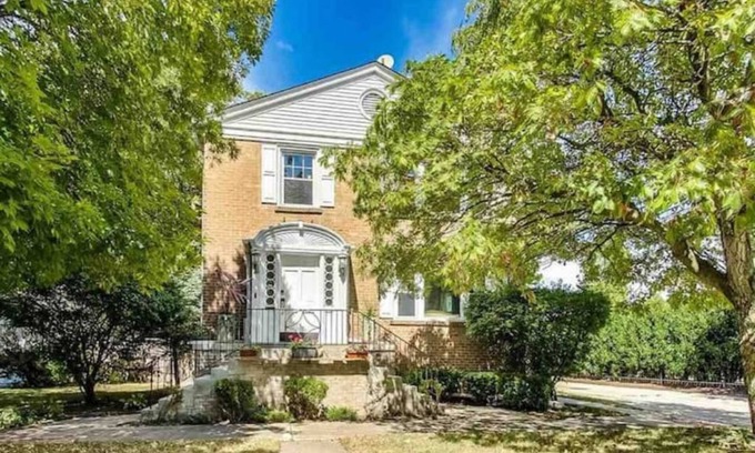 Evanston House | Exceptional Sleepy Sanctuary: Pet-Friendly & Family Perfect