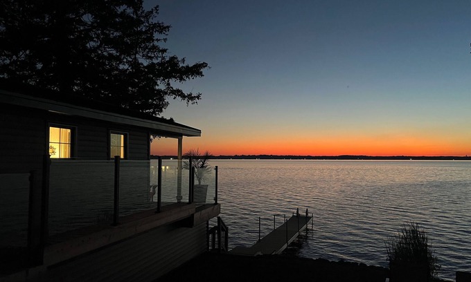 Scugog Cottage | Lakefront Cottage with Breathtaking Sunset and Lake Views