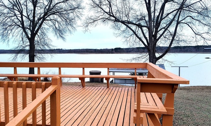 Gumberry House | Idyllic Slice of Heaven on the Lake - Family Friendly Stay
