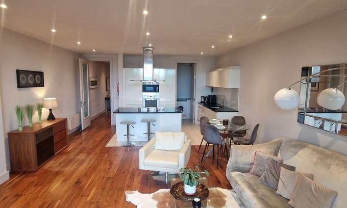 Cork Apartment | Slick & Stylish - Large 1Bd in Heart of Cork City