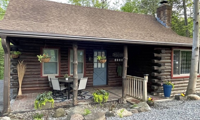 New Castle Cabin | Idyllic Slippery Rock Cabin by the Creek Near Parks