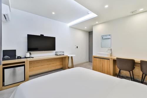 Busanjin Hotel | Family-Friendly Namuneulno Hotel with 8/10 Guest Rating