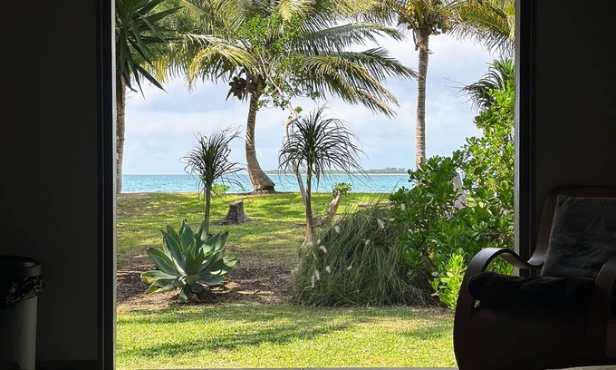 Naia House | Slow-living by the lagoon – Beachfront stay in Naïa Bay, New Caledonia