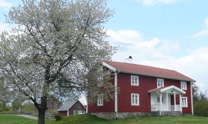 Hestra House | Discover Småländischer Hof with Ocean Views & Breakfast