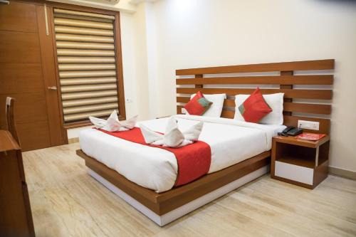 Jasola Hotel | Convenient SM Palace Near Apollo Hospital with Great Amenities