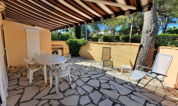 Saint-Aygulf Apartment | Cozy Air-Conditioned Mazet Near the Sea and Village