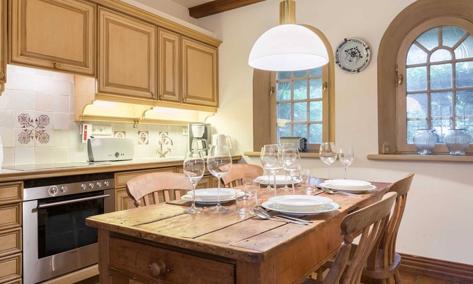 Kampen House | Cozy Cottage Karbig: Oceanfront Retreat with Pool & Spa