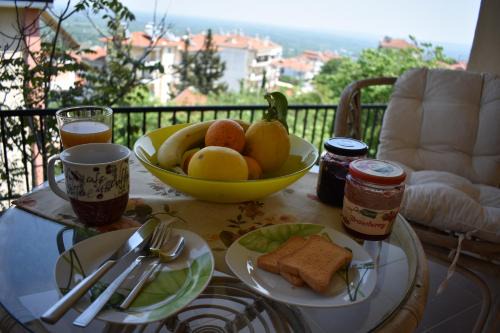 Veroia Apartment | Cozy Apartment with Breathtaking Views & Family-Friendly Amenities