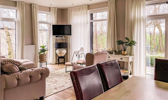 Oosterwolde House | Cozy Cottage Retreat with Lake View and Spa Amenities