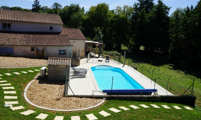 Chalandray House | Cozy Cottage by the River with Spa and Pool Near Futuroscope