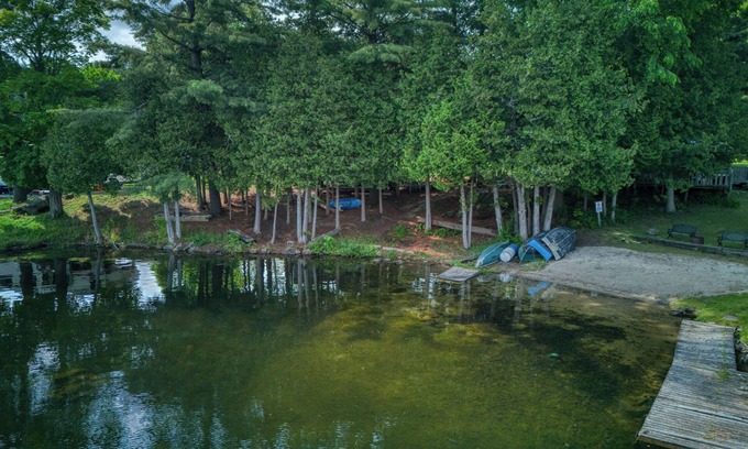 Frontenac Cabin | Small CottagennCharming 2-Bed Cottage: Your Lakeside Oasis for 4!