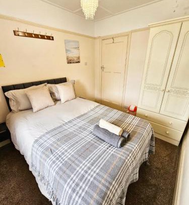 Filton House | Cozy Double Room Steps from Southmead - Rated 8.5/10