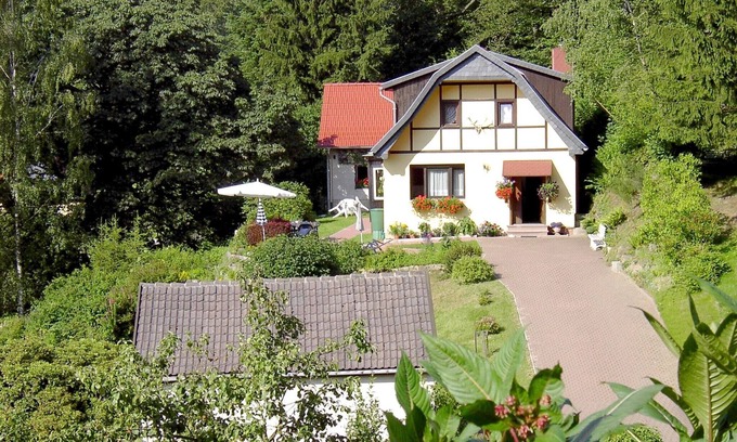 Stolberg House | Cozy Holiday Retreat with Ocean View in Prime Location