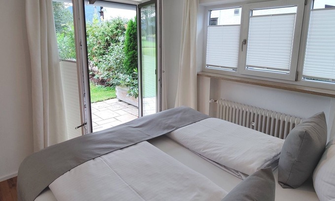 Kreuth House | Cozy TinyHouse with Garden, Pool & Breakfast Included