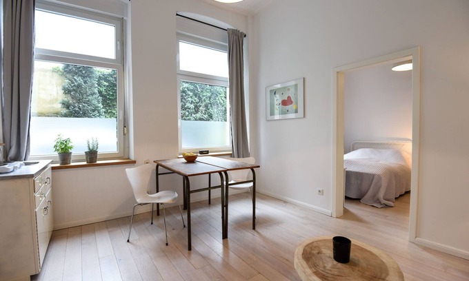 Friedrichstadt Apartment | Central Dusseldorf Home with Family-Friendly Amenities