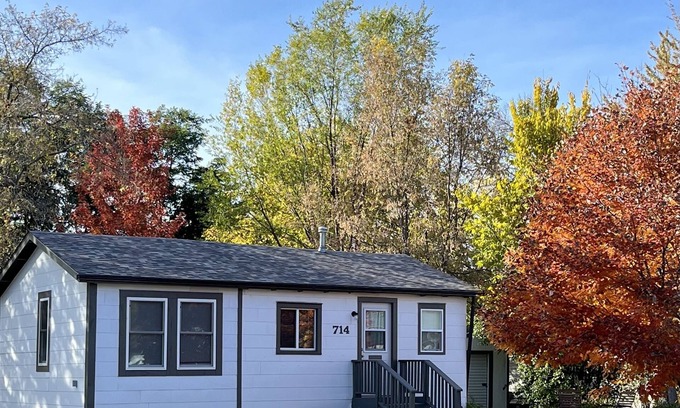 Alexandria House | Charming Home in Alexandria with Breakfast and Family Amenities
