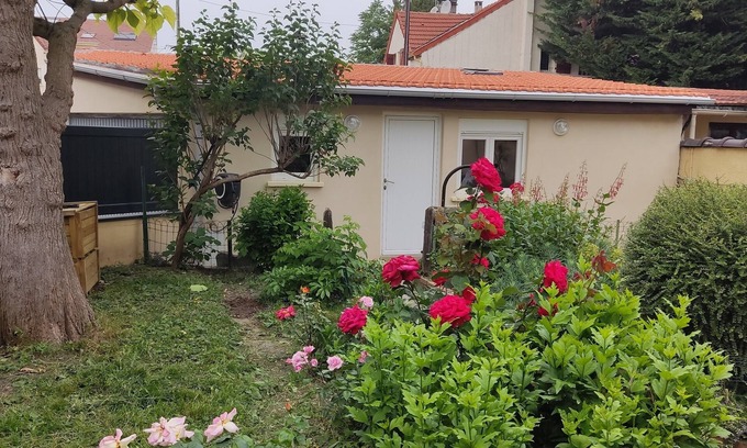 Villeneuve-la-Garenne House | Enchanting House with Flower Garden by the Seine River