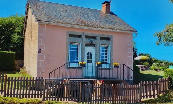 Planchez House | Charming Small House with Kitchen & Child-Friendly Amenities