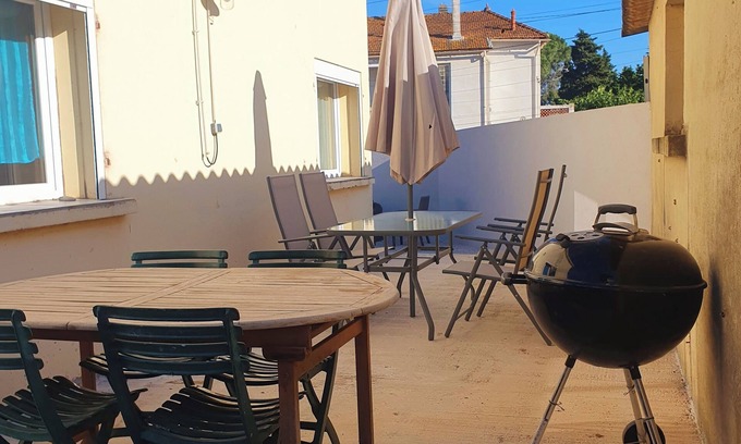 L'Evescat House | Small house near the sea