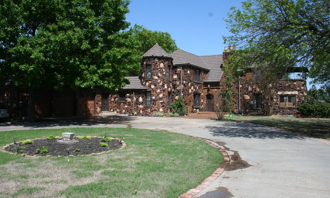 Watonga House | Elegant Mansion Retreat by State Park & Casino with Spa