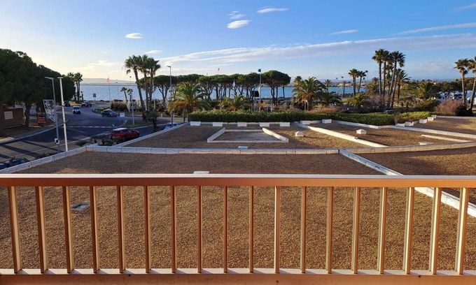Palavas-les-Flots Apartment | Cozy Retreat with Scenic Pond Views and Oceanfront Access