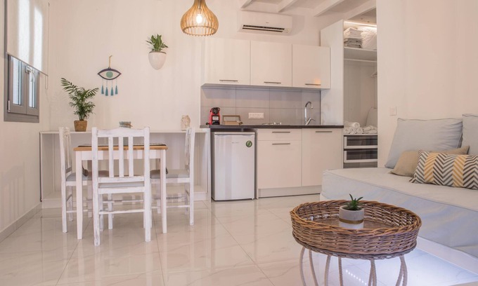 Andros Town Bed & Breakfast | Idyllic Suite in Nature with Family-Friendly Amenities