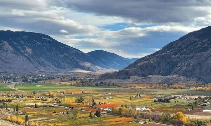 Okanagan-Similkameen Bed & Breakfast | Small piece of paradise. Log house on 7 acre farm.