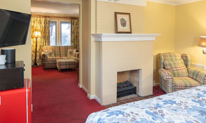 Blowing Rock Hotel | Cozy Suite with Electric Fireplace - Pet Friendly Retreat