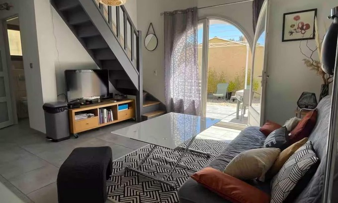 Rognac House | Small, quiet house with air conditioning + wifi for long stays