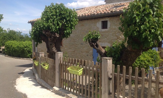 Gras House | Charming Stone Retreat with Pool and Free WiFi, Rated 9.4
