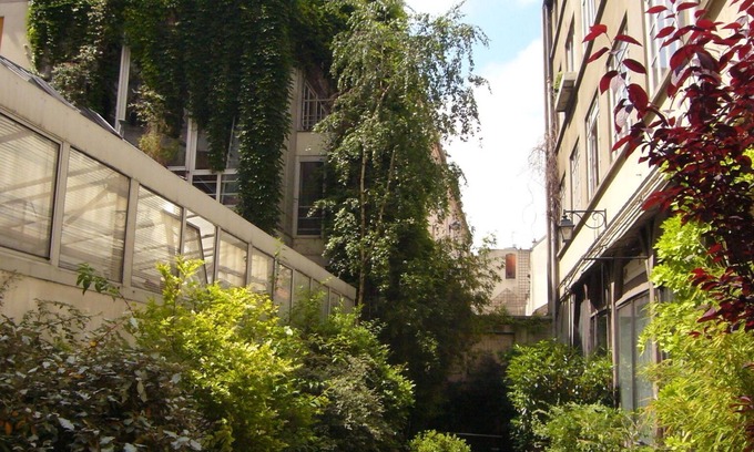 Quartier Saint-Ambroise Bed & Breakfast | Cozy Studio in Paris' Private Green Alley - Rated 9.6/10