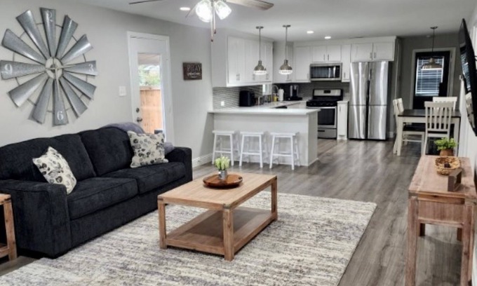 Leonard House | Discover Cozy Retreat Near Downtown Leonard Event Center