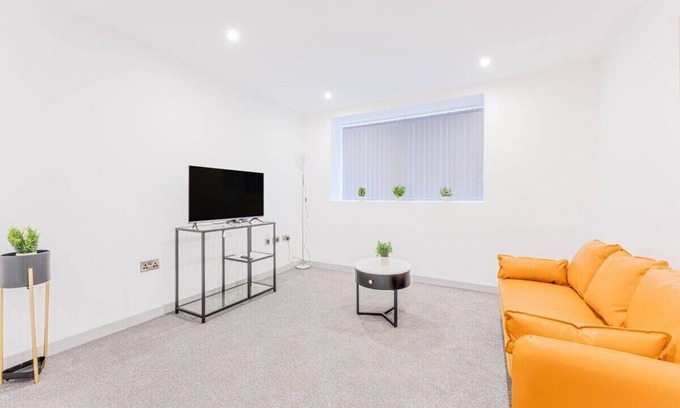Wolverhampton Apartment | Modern 1 Bed Apartment in Wolverhampton with Key Amenities