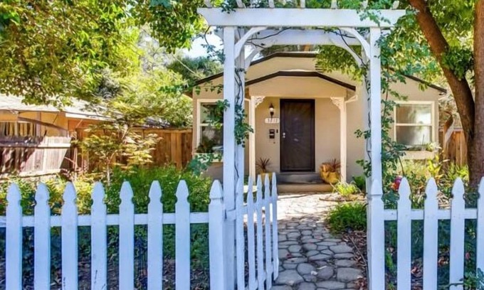 Southeastern Sacramento House | Vibrant ART HOUSE: Family-Friendly Stay Near the Beat