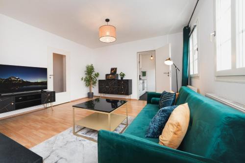 Barmen Apartment | Ideal Getaway for 4: Kitchen, Free Parking & Netflix