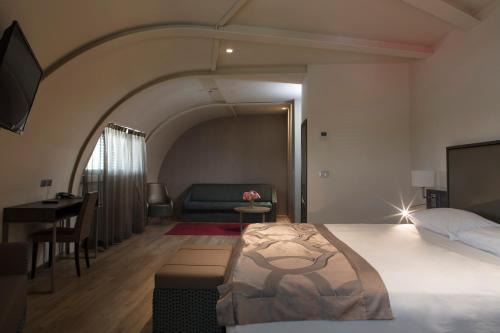 Carpenedo Hotel | Premium Stay at Smart Hotel Holiday - Pet Friendly & More