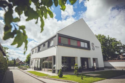 Korosladany House | Smart Hotel: Pet-Friendly Stay with High Guest Ratings