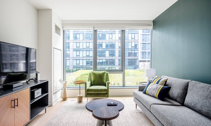 Navy Yard Apartment | Pet-Friendly Navy Yard 1BR with Pool & Gym near Metro